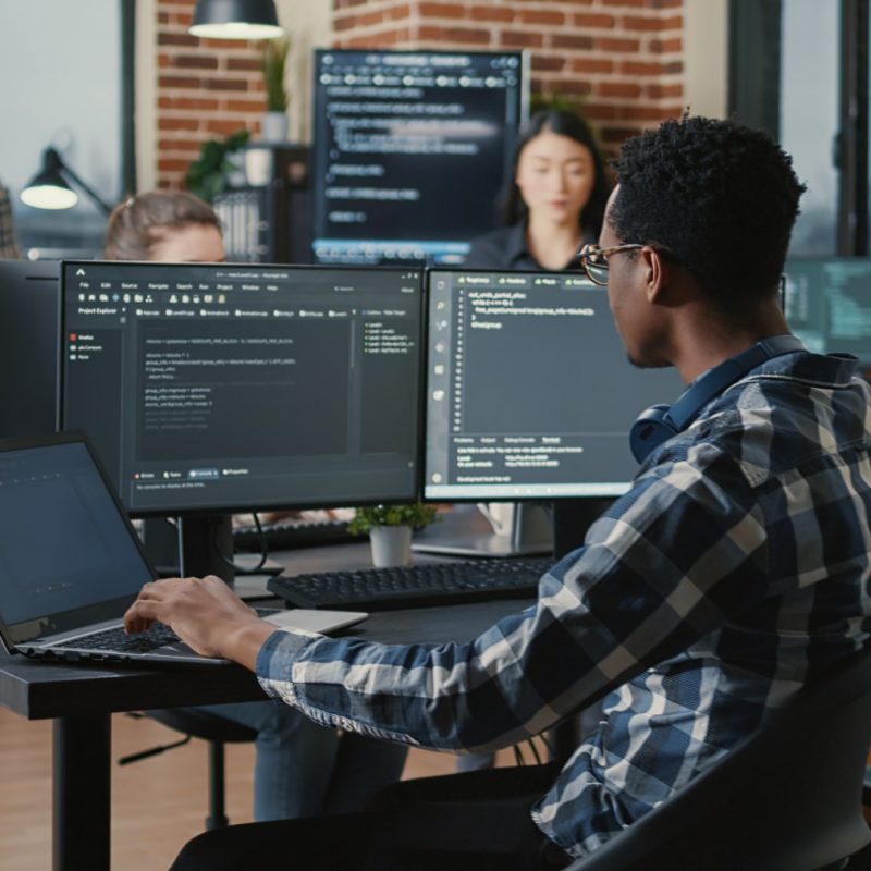Ofiste Magento 2 kodu yazan bir geliştirici